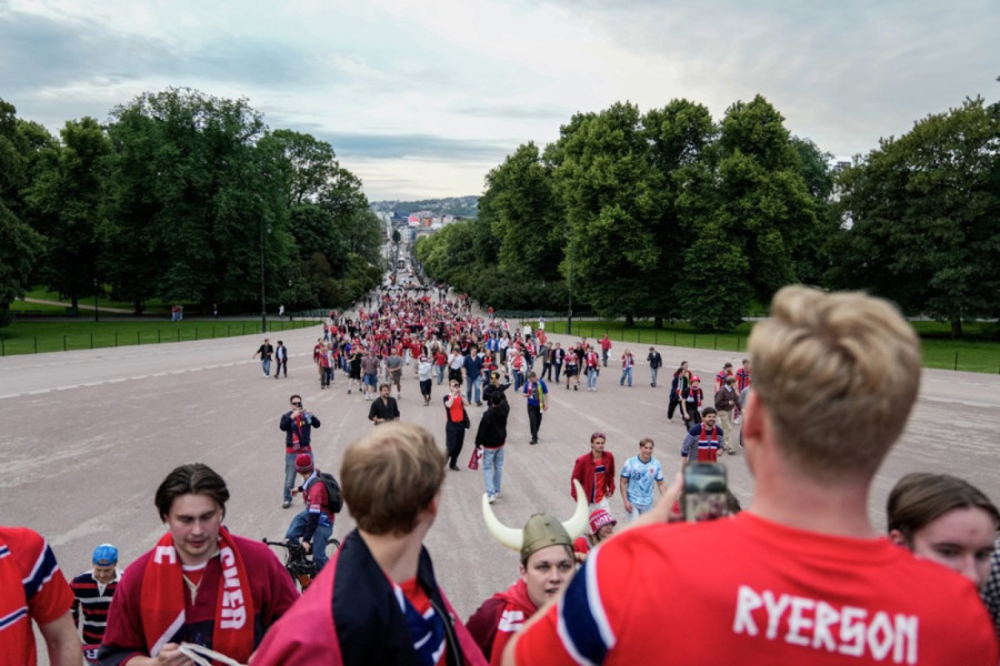 Ludilo u Oslu – norveški Vikinzi budili kralja i kraljicu FOTO