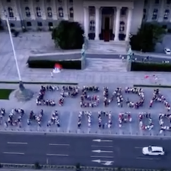 Dron zabeležio moćnu poruku ispred Skupštine: 27. juna nas očekuje spektakl