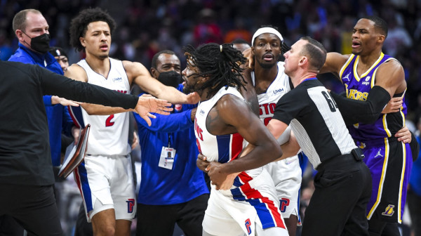 Pistonsi se rešili momka koji je jurio Lebrona po terenu da ga bije VIDEO