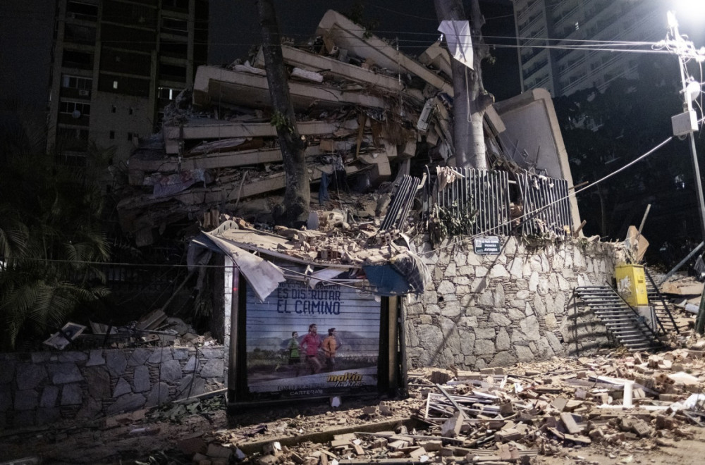Stižu prvi snimci i strašni su; Srušene zgrade, ljudi zarobljeni, Raste broj mrtvih FOTO/VIDEO