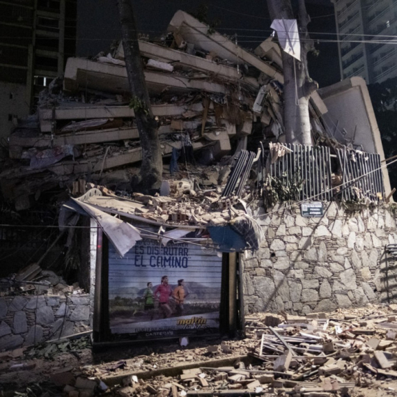 Stižu prvi snimci i strašni su; Srušene zgrade, ljudi zarobljeni, Raste broj mrtvih FOTO/VIDEO