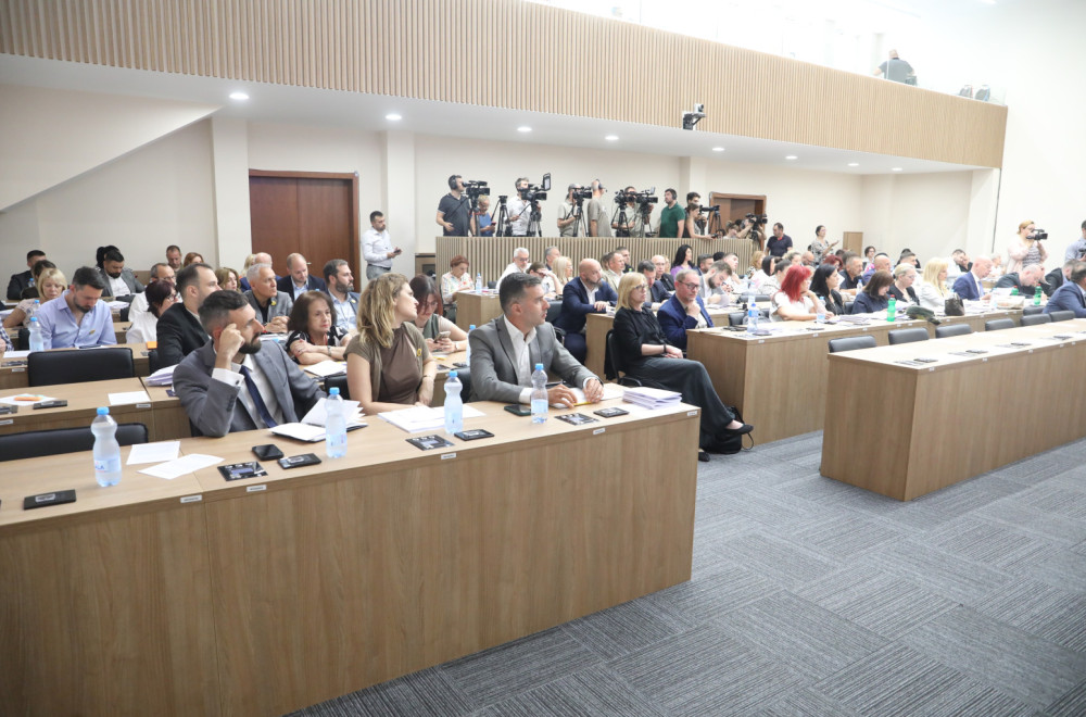 Veliki incident tokom sednice Skupštine grada Beograda: "Opozicija na prevaru uvela svoje aktiviste u salu"