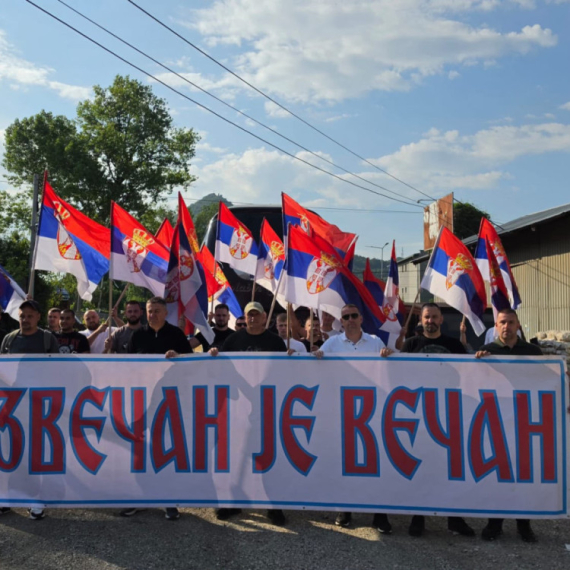 Više od 350 Srba sa Kosova krenulo put Kraljeva da podrži Vučićevu politiku razvoja FOTO