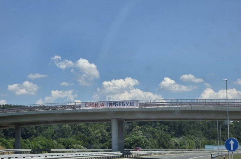 Širom Srbije osvanule trobojke; Građani poslali poruku: "Srbija pobeđuje"