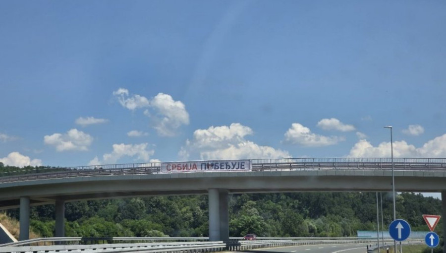 Širom Srbije osvanule trobojke; Građani poslali poruku: Srbija pobeđuje