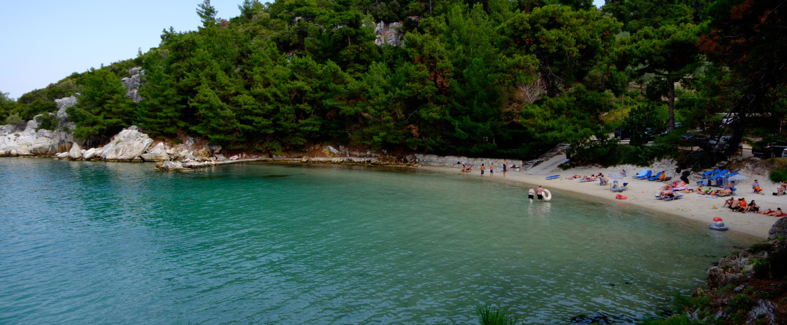 Nestvarna plaža na Tasosu ima prirodan hlad i kristalno čisto more: Turisti je obožavaju FOTO