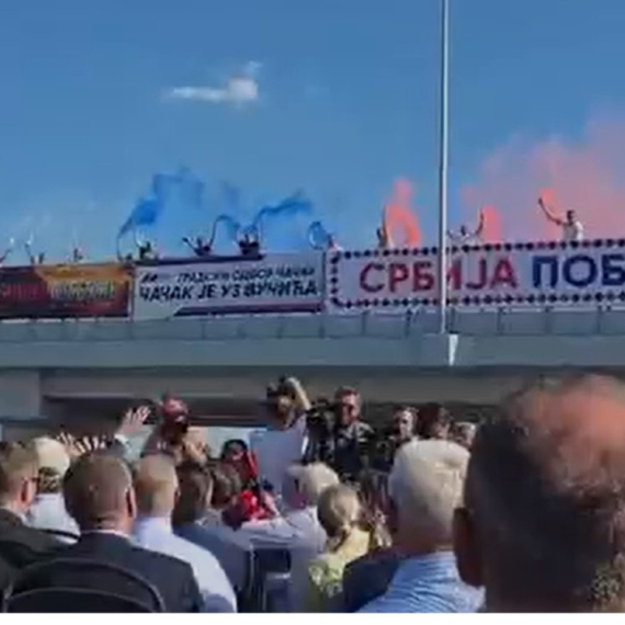 "Aco, Srbine": Građani sa nadvožnjaka pozdravili Vučića na obilasku deonice Adrani–Preljina VIDEO