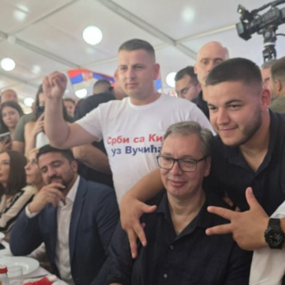 Vučić sa Srbima sa Kosova i Metohije: Tri prsta i poruka – "Srbi sa KiM su uz Vučića" FOTO