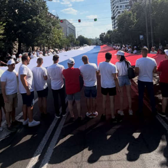 Veličanstven prizor na ulicama Beograda: Srpsku trobojku nosi 2.500 ljudi FOTO
