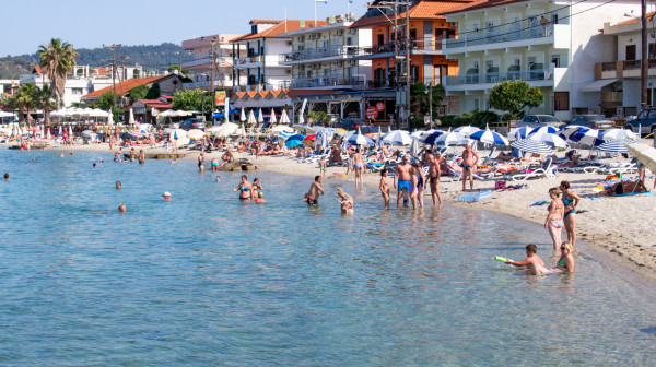 Srbi ponovo izazvali buru u Grčkoj? Snimak sa plaže zapalio mreže VIDEO
