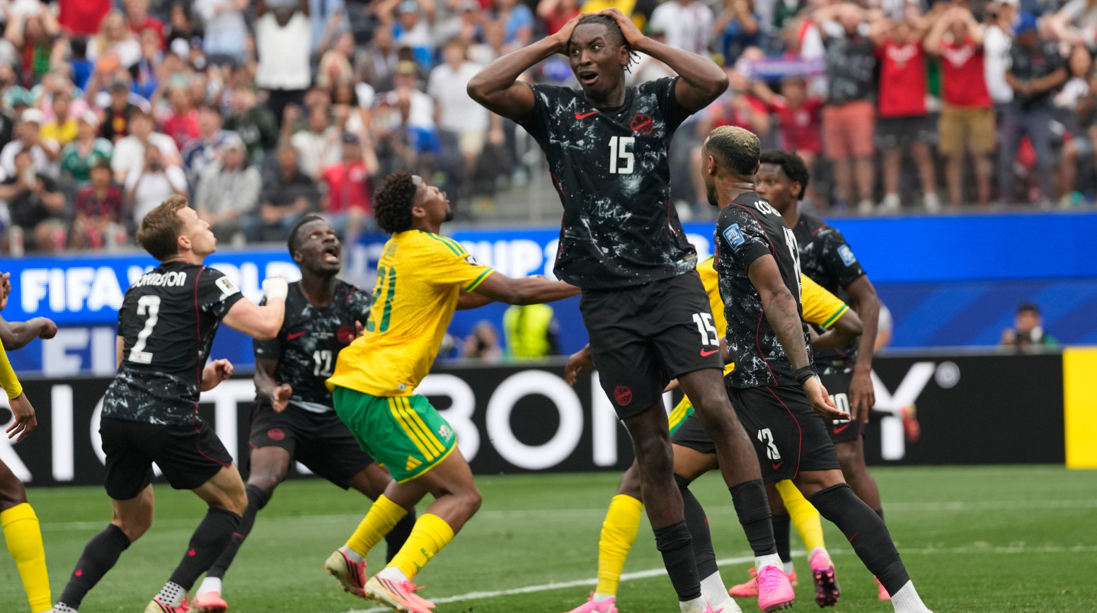"Bafana" hvata Kanadu "na spavanju" – dva puta kroz noge