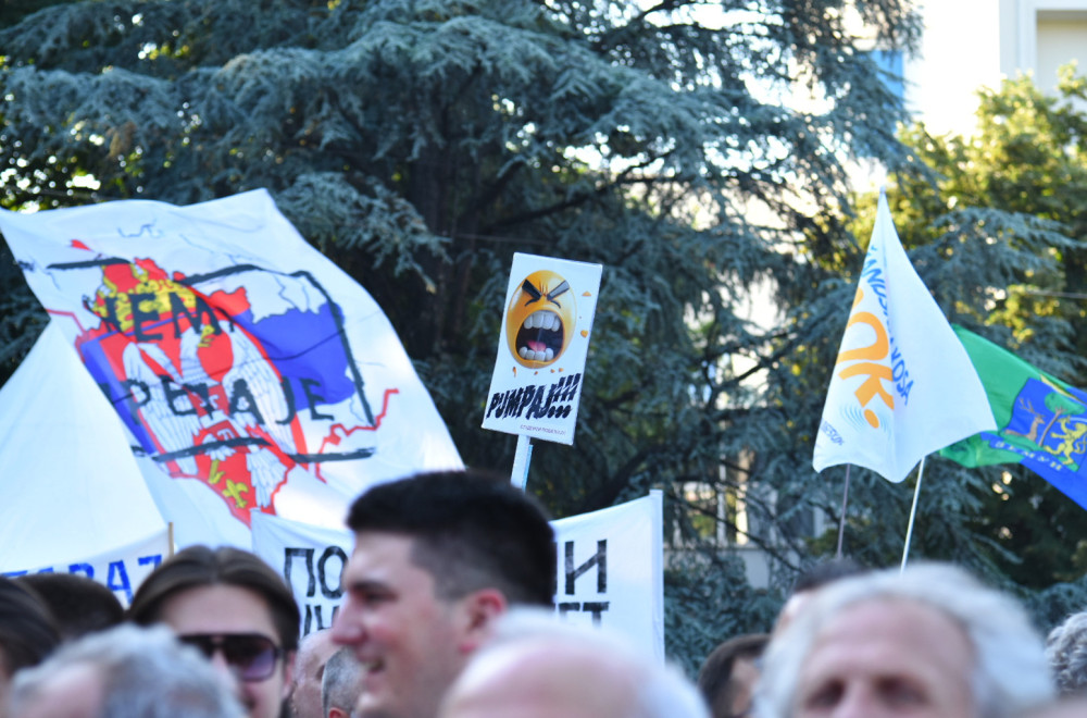 Totalni raskol među blokaderima posle protesta u Kraljevu: "Vladaj, Vučiću, još 200 godina" FOTO