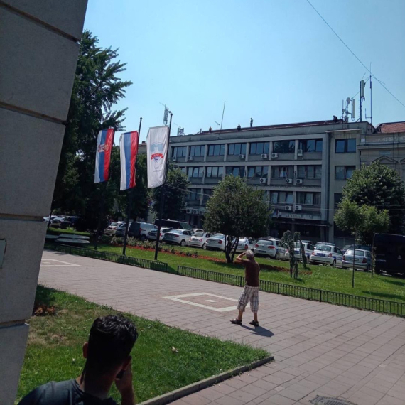 Okončana drama u Smederevu; Pritvorenik pretio da će da skoči sa krova policijske stanice FOTO/VIDEO