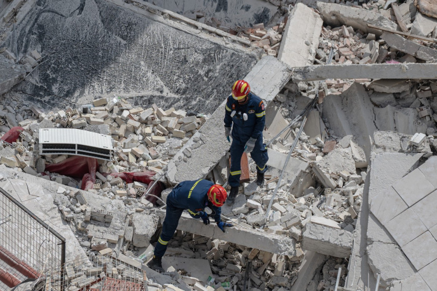 Chaos in central Athens: Residential building collapses; Rescuers search for people trapped under rubble PHOTO
