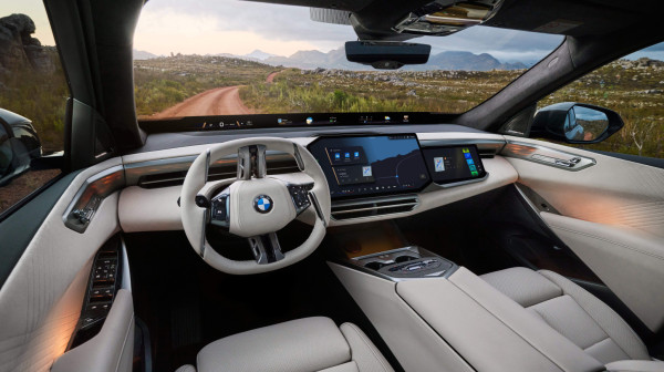 Sve manje fizičkih komandi u kolima? BMW kaže da su mladi vozači krivi!