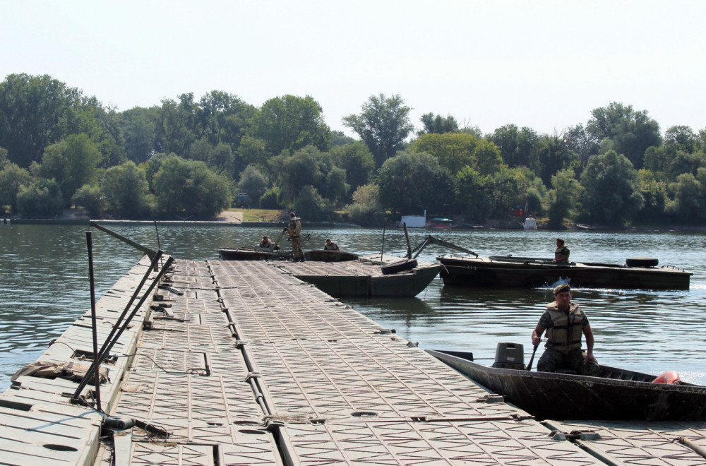 Lakše do omiljenog kupališta Zemunaca: Vojska Srbije postavila pontonski most do Velikog ratnog ostrva FOTO