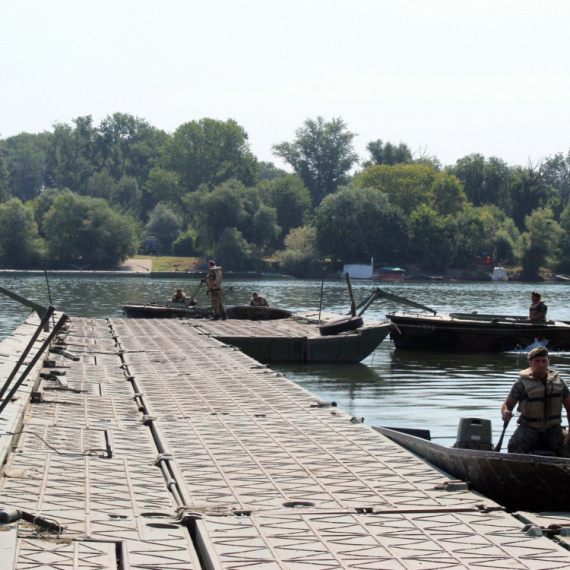 Lakše do omičljenog kupališta Zemunaca: Vojska Srbije postavila pontonski most do Velikog ratnog ostrva FOTO