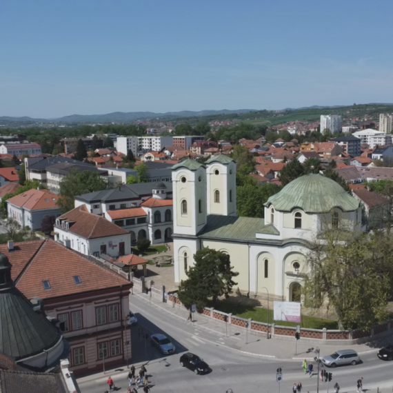 Viši sud u Čačku presudio: Čačanin pretio komšijama u zgradi i dobio četiri meseca zatvora