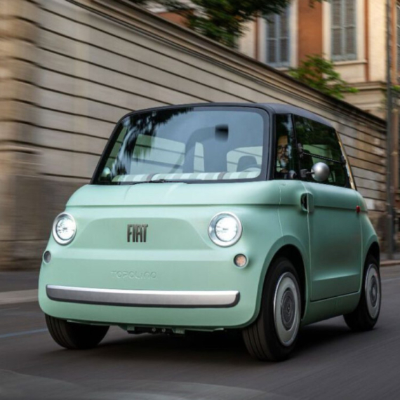 Fiat stigao kod pape u dvorište