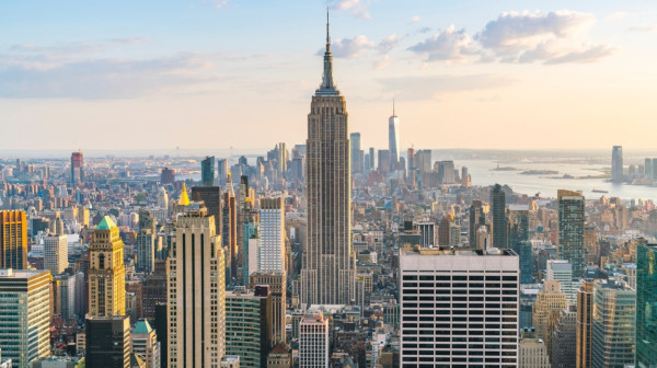 Dve osobe uhapšene nakon penjanja na vrh Empire State Buildinga: Prosidba ili snimanje filma? VIDEO