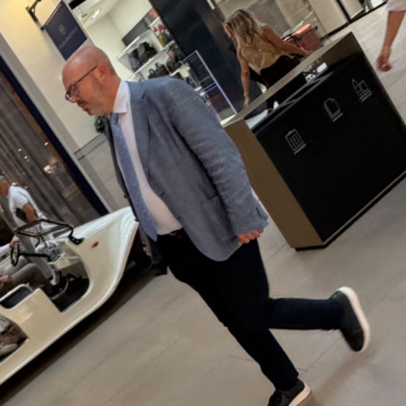 Đilasov funkcioner Konstantin Samofalov šeta po "Galeriji"; Ipak mu ne smeta Beograd na vodi?