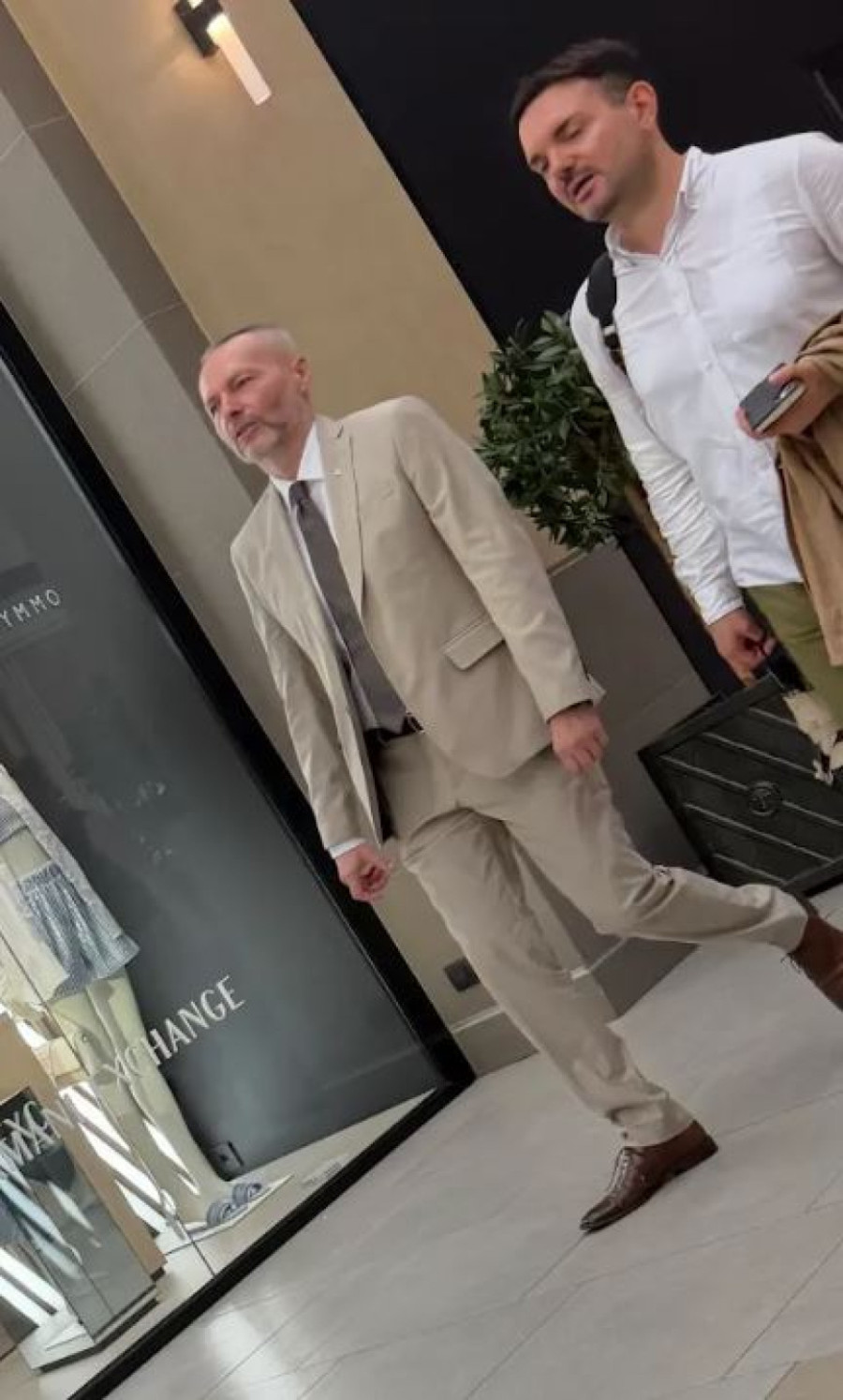 Skandal; Olenik izmislio aferu zvučni top, pa došao u Galeriju koju je stvorio zli Vučić FOTO