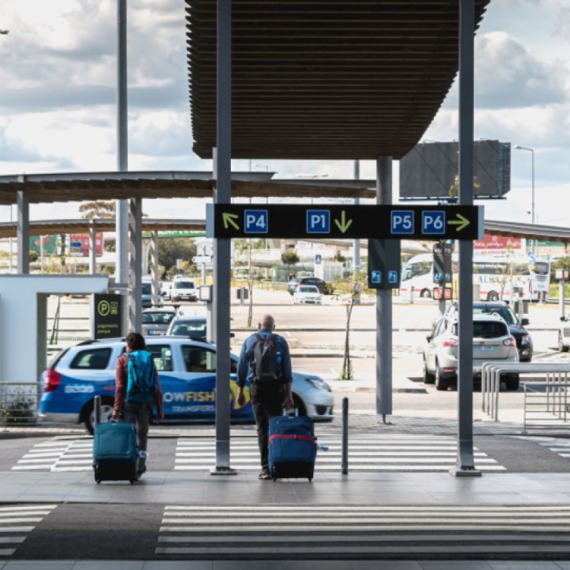Ostavio automobil na aerodromu, pa nestao: Sada duguje 30.000 evra