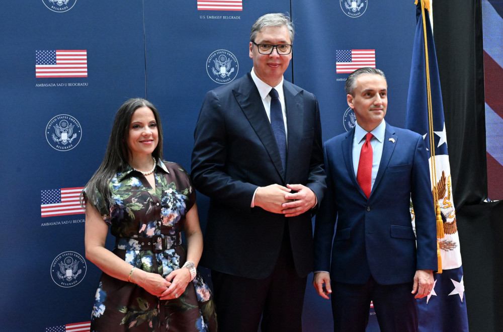 Vučić na prijemu u ambasadi SAD; "Istorijska godina za američko-srpske odnose"  FOTO