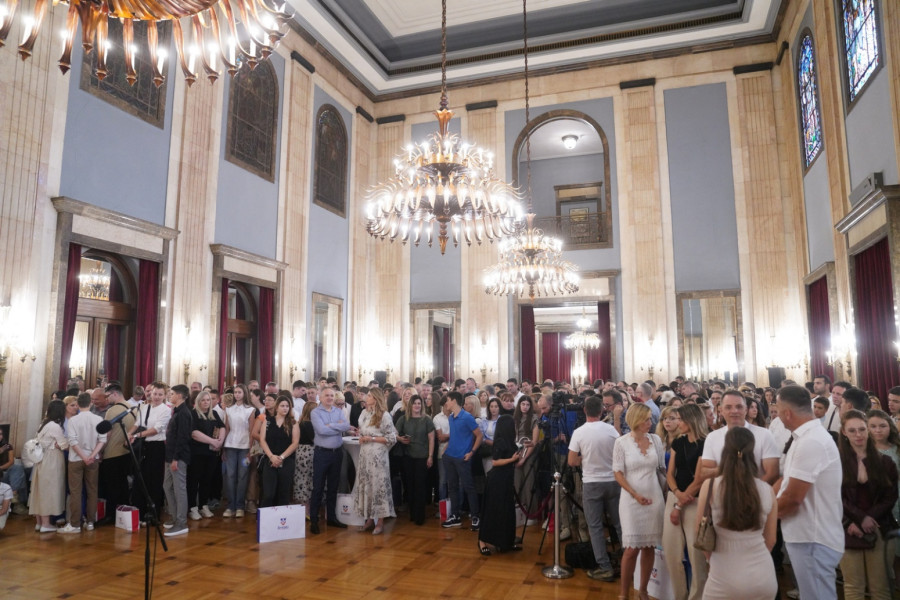 Najboljima laptopovi tableti: Uručene nagrade učenicima generacije