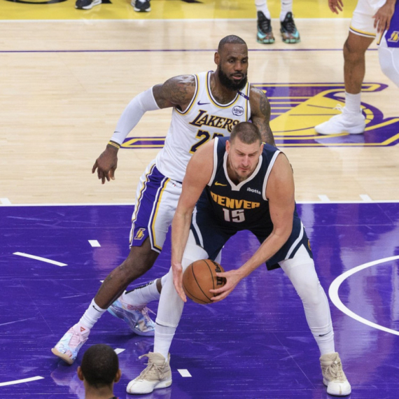 Lebron gleda ga Denveru!