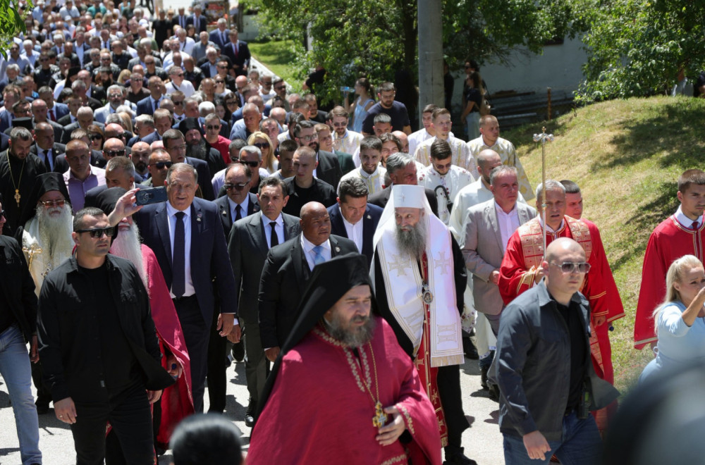 Trampov savetnik u Bratuncu: "Nevine srpske žrtve ne smeju da budu zaboravljene"