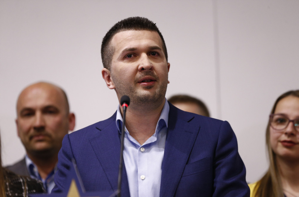 Licemerstvo na delu: Pejović napada Vučića i Srbiju, a nekada se slikao sa srpskom trobojkom