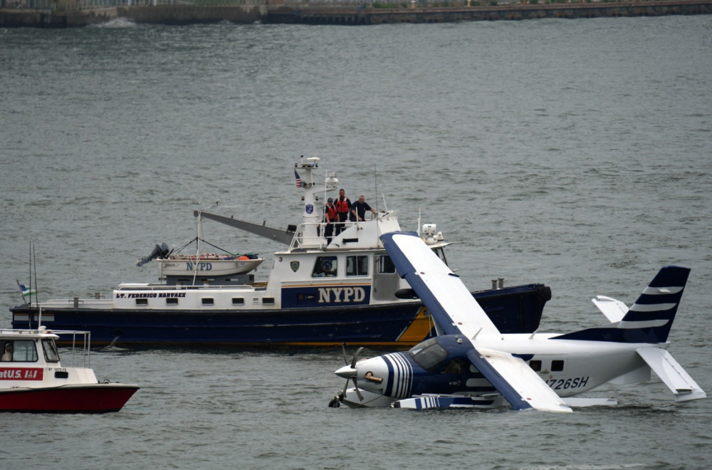 Avion se srušio u Ist River; Čulo se "mejdej, mejdej" FOTO/VIDEO