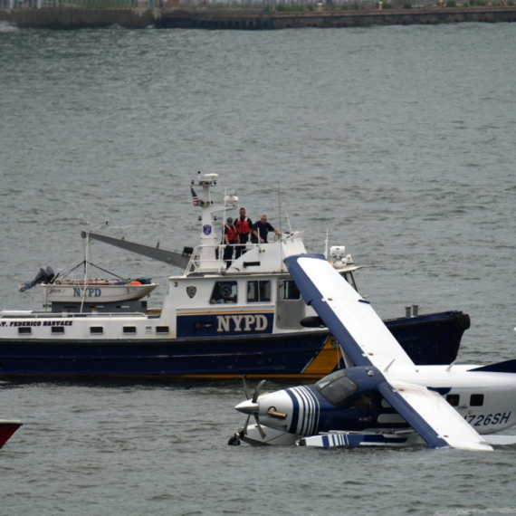 Avion se srušio u Ist River; Čulo se "mejdej, mejdej" FOTO/VIDEO