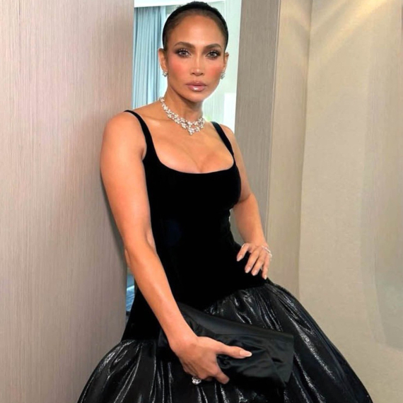 I latino diva je prisustvovala "venčanju godine": Sevao je bujni dekolte FOTO
