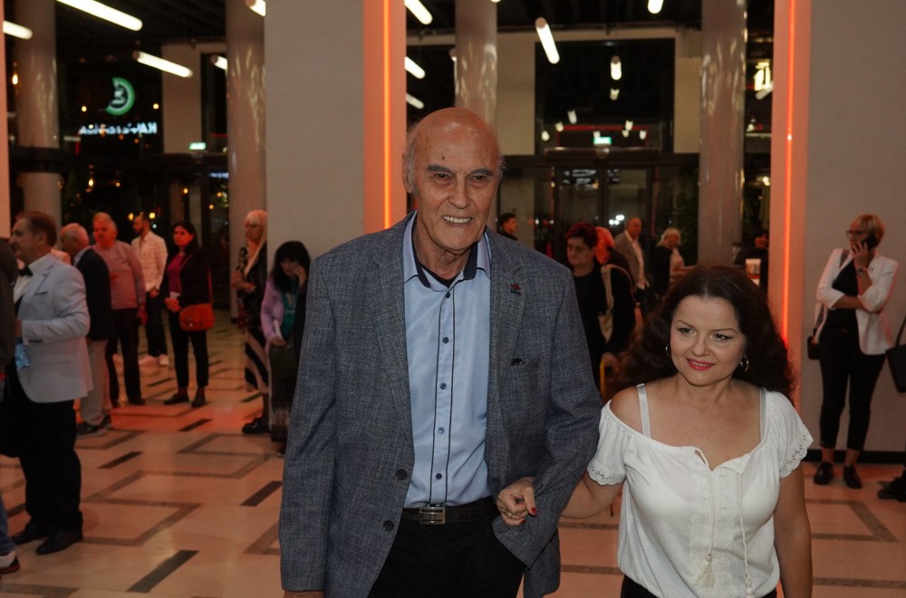 Pevač Andrija Bajić doživeo moždani udar; Oglasila se njegova žena