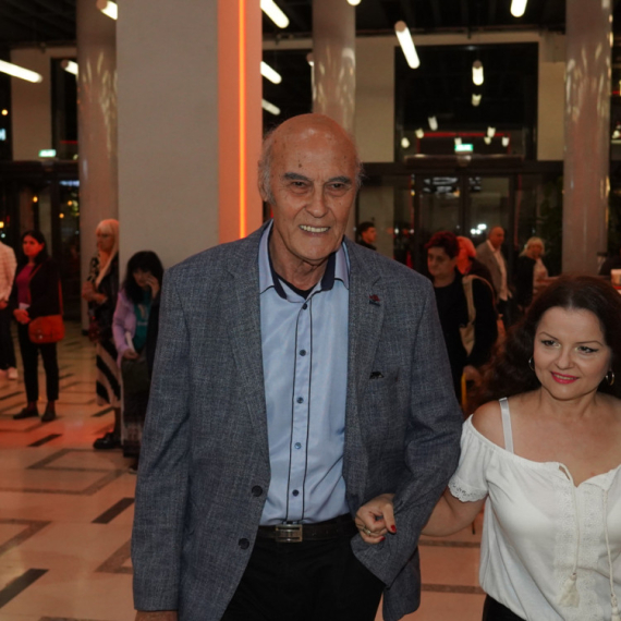 Pevač Andrija Bajić doživeo moždani udar; Oglasila se njegova žena
