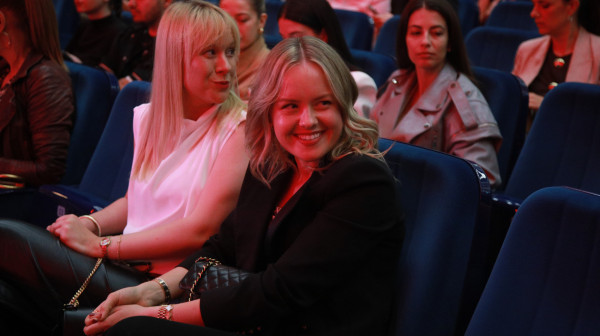 Svi gledaju u njih: Natalija Jokić sa decom bodri košarkaše FOTO/VIDEO