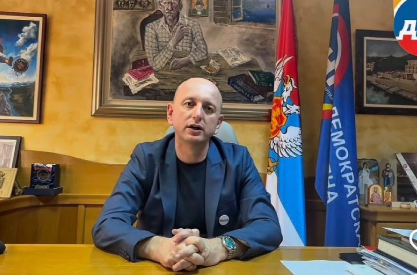Knežević: "Jedini smo za slobodu mi ostali srpskom rodu"; Samo tri poslanika DNP glasala protiv promena Ustava