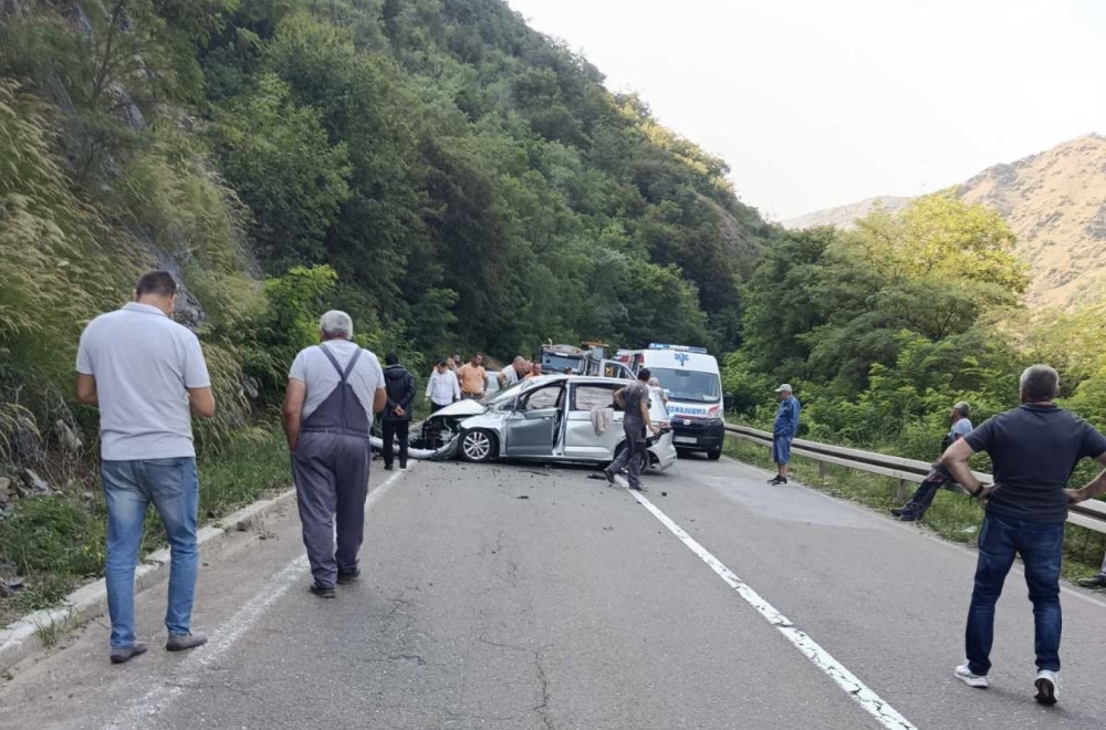 Težak udes na Ibarskoj magistrali, ima više povređenih; Prizor smrskanog vozila uznemiruje