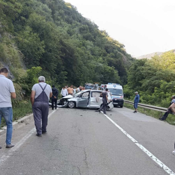 Težak udes na Ibarskoj magistrali, ima više povređenih; Prizor na licu mesta uznemirujuć – vozilo je smrskano