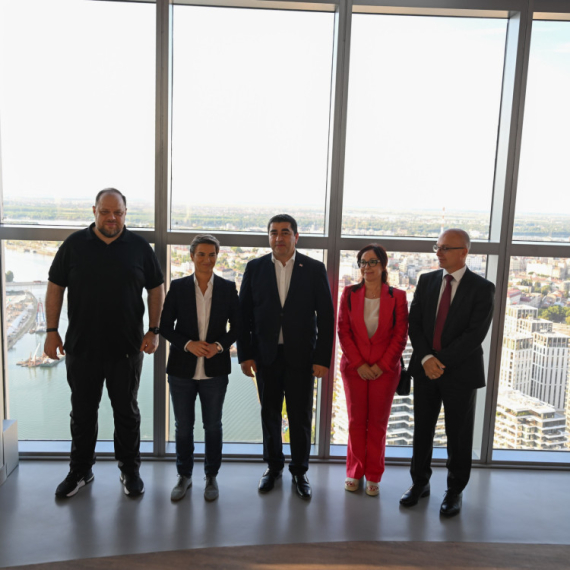 Brnabić predsednicima parlamenata zemalja kandidata za EU pokazala Beograd sa najviše tačke FOTO