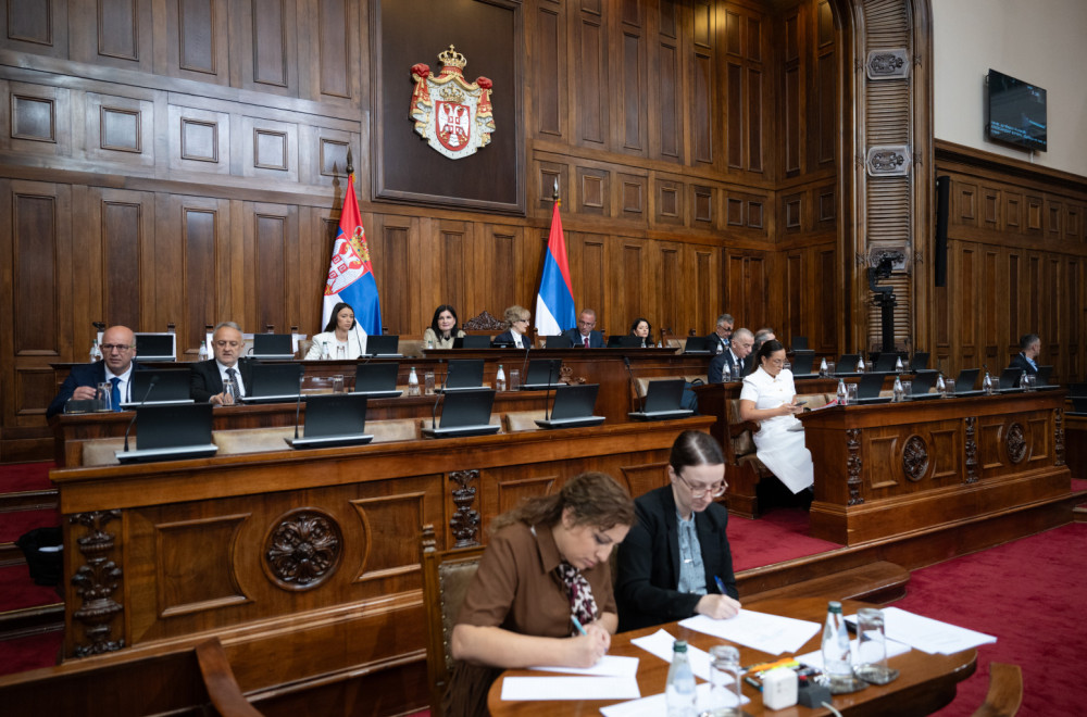 Narodni poslanici i dalje vode objedinjenu raspravu o predlozima zakona koji su na dnevnom redu FOTO