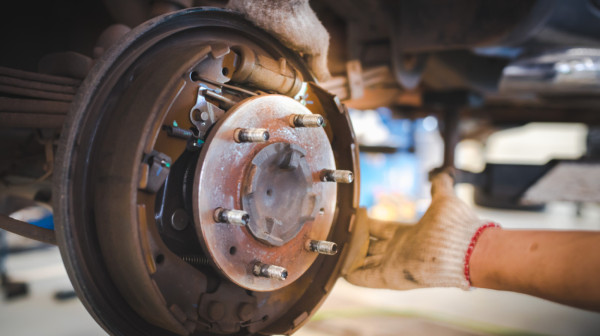 Zašto kočnice zarđaju kada automobil dugo stoji? Evo šta treba da uradite pre prve vožnje