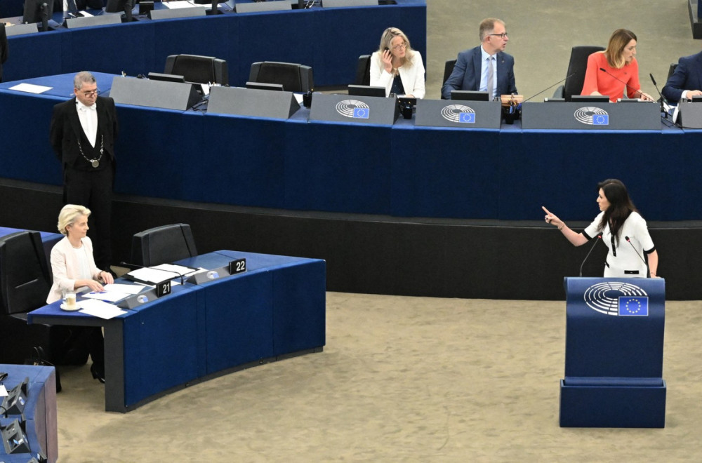 Šokantna scena u parlamentu; Ustala je, rekla šta je imala i pocepala zastavu VIDEO