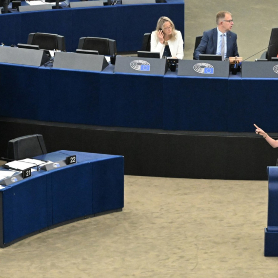 Šokantna scena u parlamentu; Ustala je, rekla šta je imala i pocepala zastavu VIDEO
