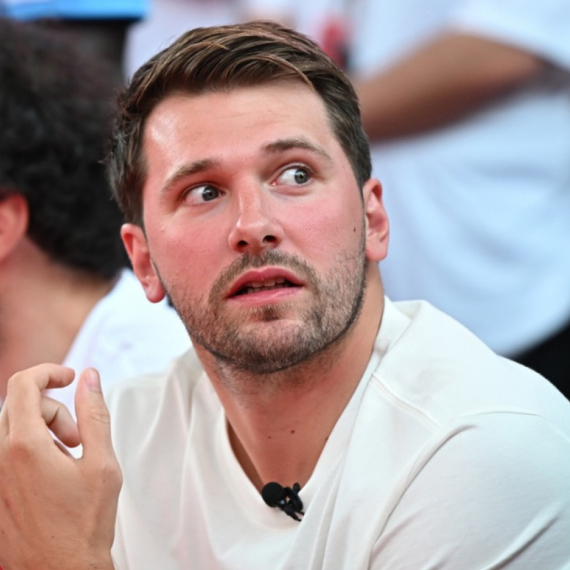 Luka Dončić objavio preslatku sliku sa ćerkama, a svi komentarišu njegov novi izgled FOTO