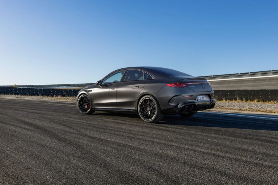 Novi Mercedes ima 3 motora, 670 KS i ugrađeni vibrator FOTO