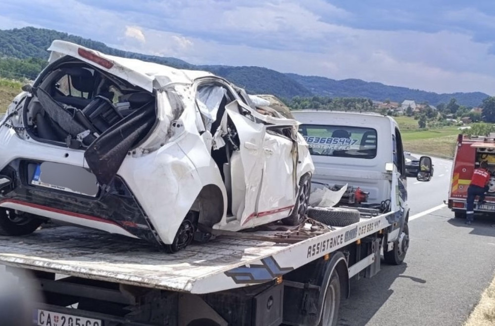 Teška saobraćajka na auto-putu kod Požege: Jedna osoba poginula, dve povređene; Automobil smrskan
