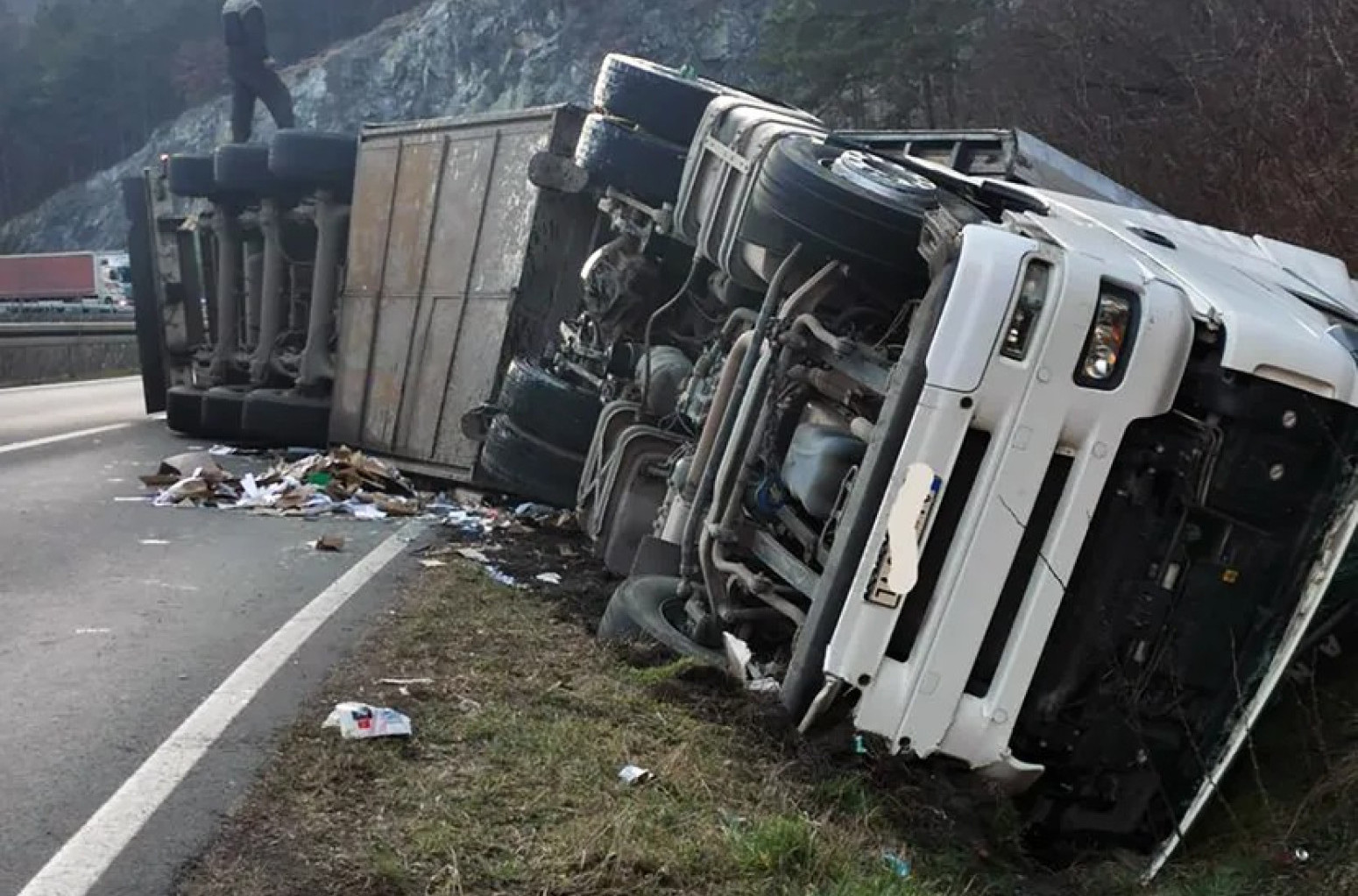 Srpski šleper slupan na nemačkom auto-putu: Dvojica vozača iz Čačka bila u teretnjaku